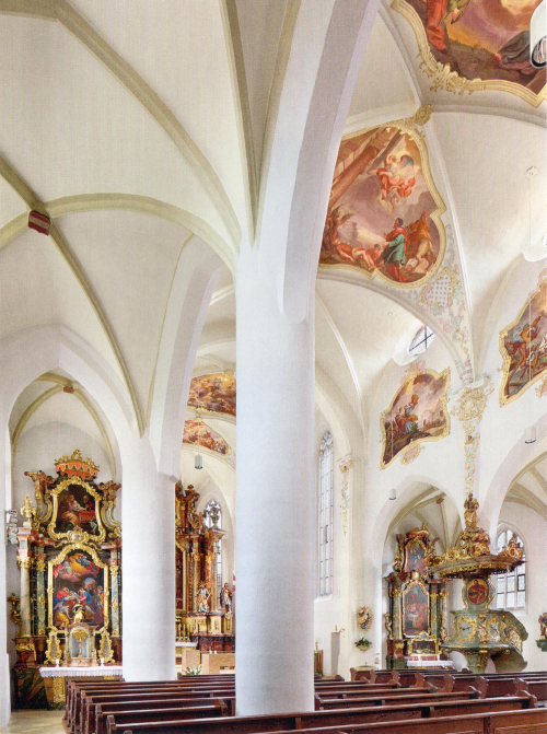 Blick vom linken Seitenschiff auf den Altar